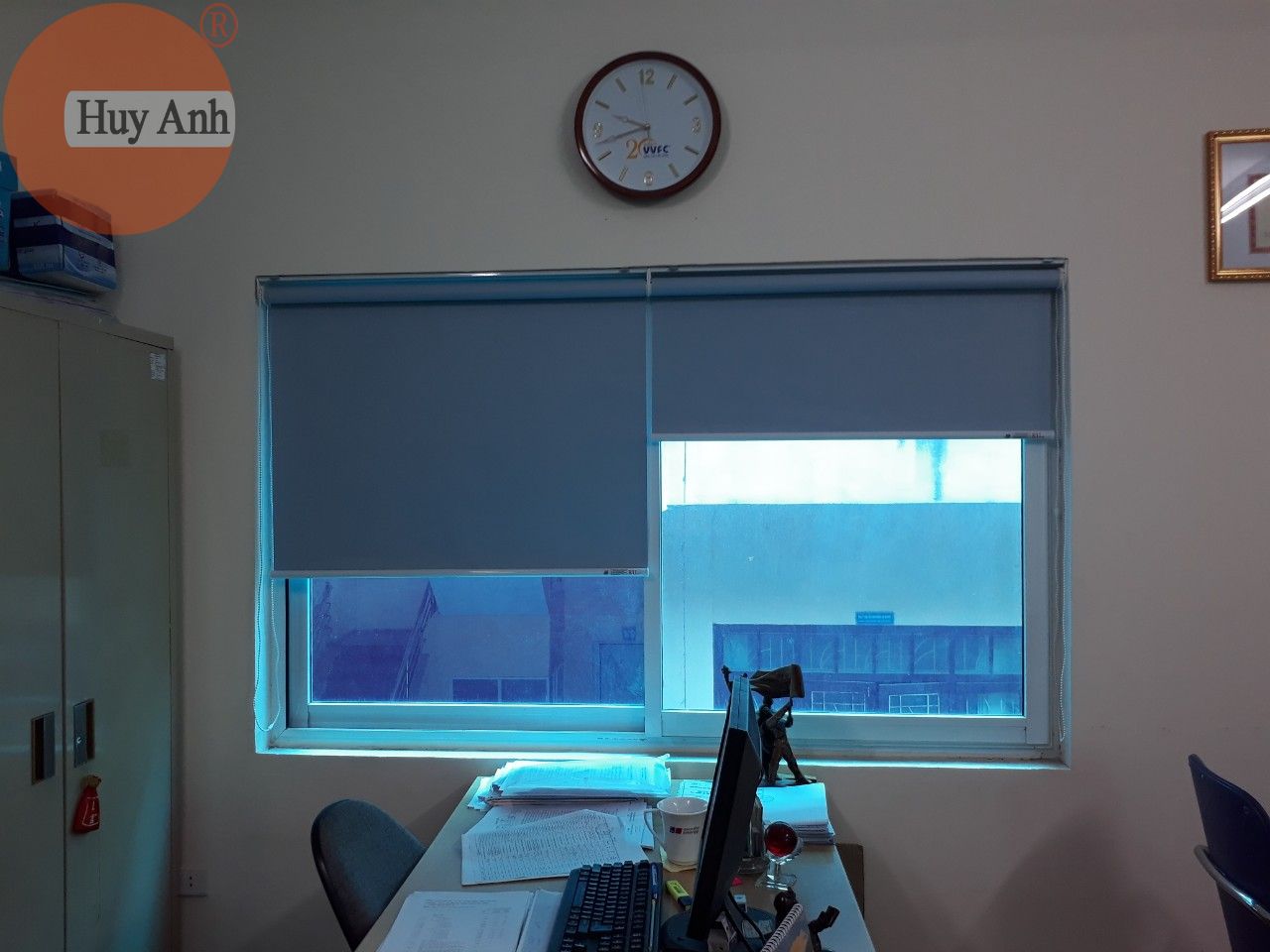 rèm cuốn phủ nhũ phản quang ánh sáng